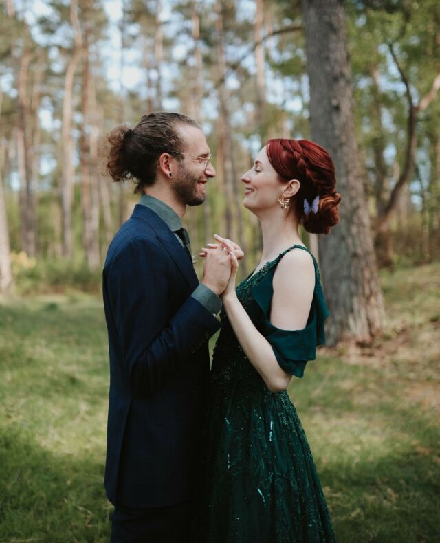 Trouwen in een groene trouwjurk - check ✔️⁠
In een prachtig bos - check ✔️⁠
Met een romantisch kampvuur en overheerlijke marshmallows - dubbelcheck ✔️✔️⁠
⁠
Wij zijn fan 😍⁠
⁠
Fotograaf: @janneketolphotography